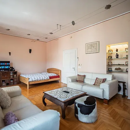 Hall Prestige 2bdr