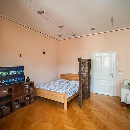 Hall Prestige 2bdr شقة *